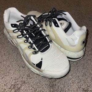 VERY NICE NIKE RUNNING SHOES